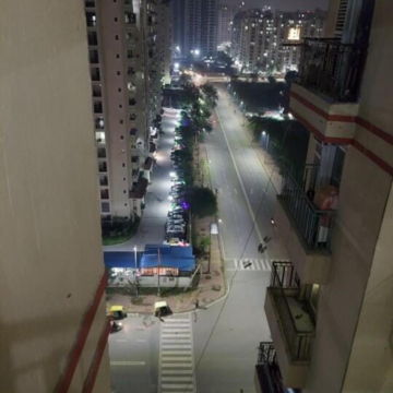 Team Area in 2.5 BHK Apartment at Amrapali Princely Estate, Sector 76 – for Rent