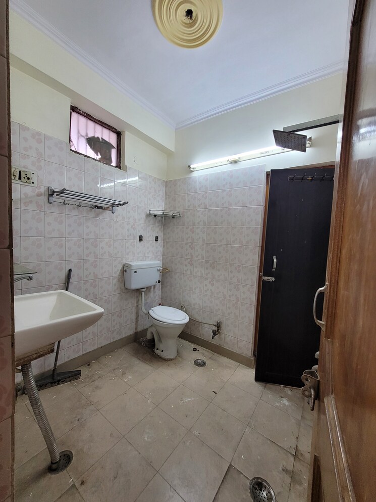 Attached Bathroom, dilshad colony 3 Bedroom 1200 Sq.Ft. Builder Floor In Dilshad Colony Delhi 8454068