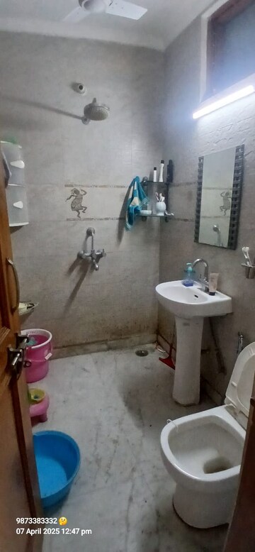Bathroom in 3 BHK Builder Floor at RWA Residential Society, Sector 40 – for Rent