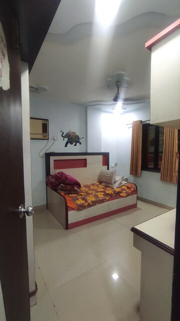 Room in 3 BHK Apartment at Agarwal And Doshi Complex, Vasai West – for Rent