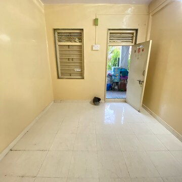Room in 1 RK Apartment at Sion – for Rent