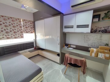 Bedroom in 2.5 BHK Apartment at High Peak Chs, Bandra West – for Rent