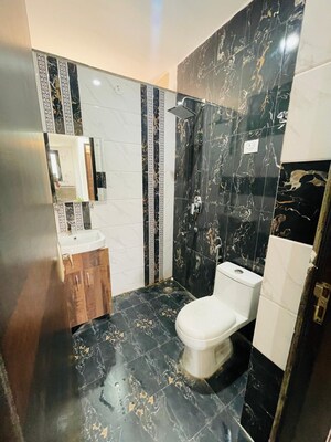 Building Lobby in 3 BHK Builder Floor at Sushant Lok 2, Sector 57 – for Sale