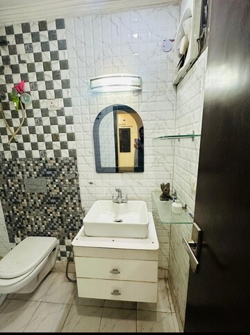 Attached Bathroom in 2 BHK Builder Floor at Paschim Vihar – for Rent