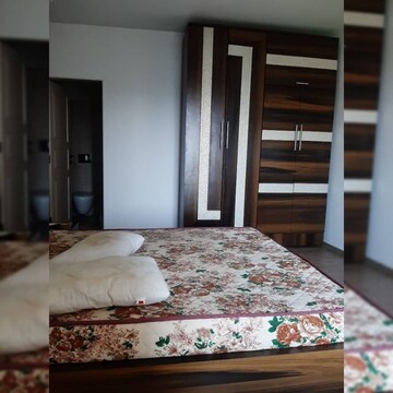 Bedroom in 3 BHK Apartment at Malad West – for Rent