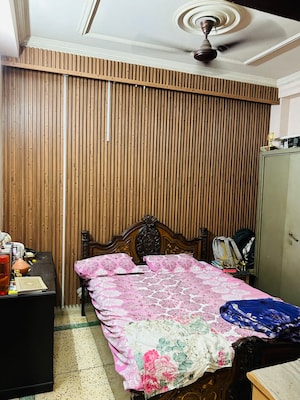 Bedroom in 2.5 BHK Builder Floor at Dilshad Colony – for Sale