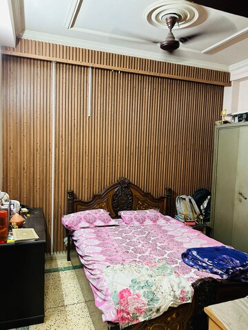 Bedroom in 2.5 BHK Builder Floor at Dilshad Colony – for Sale