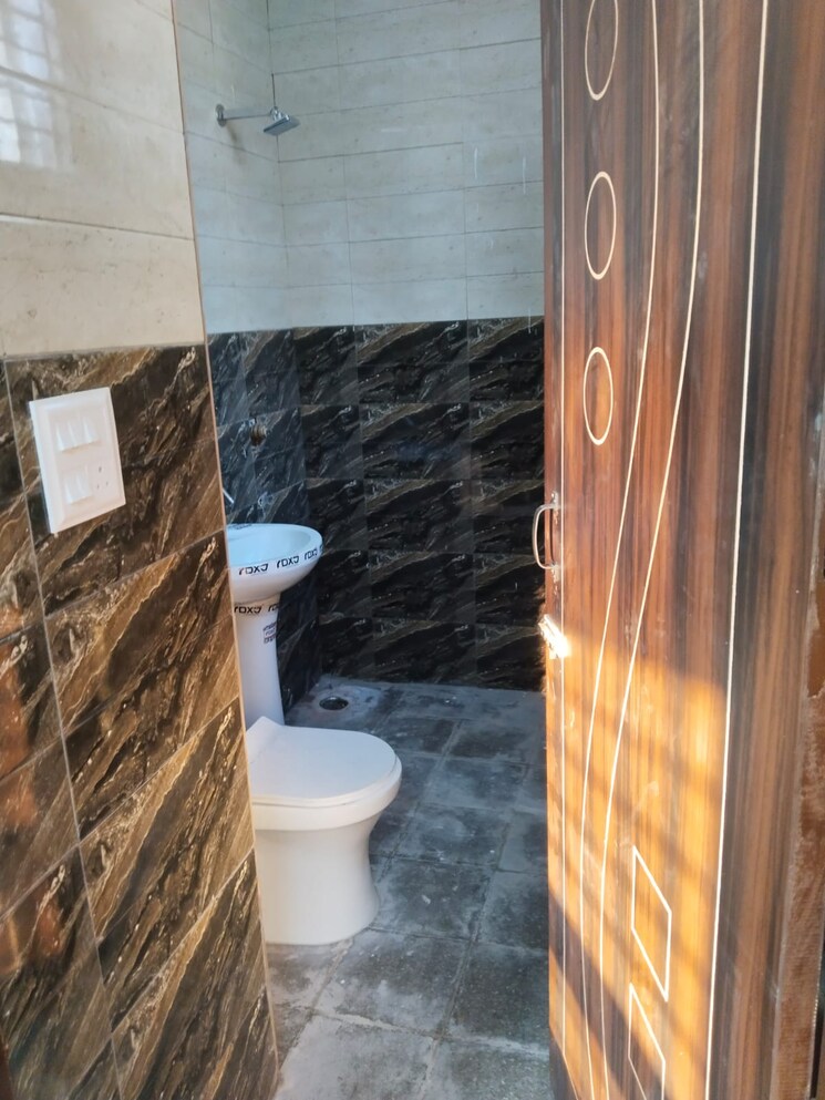 Attached Bathroom, amrapali-vaishali 3 Bedroom 1850 Sq.Ft. Apartment In Vaishali Sector 3 Ghaziabad 8454901