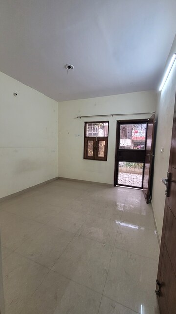 Furnished Amenities in 2 BHK Builder Floor at Dilshad Colony – for Rent