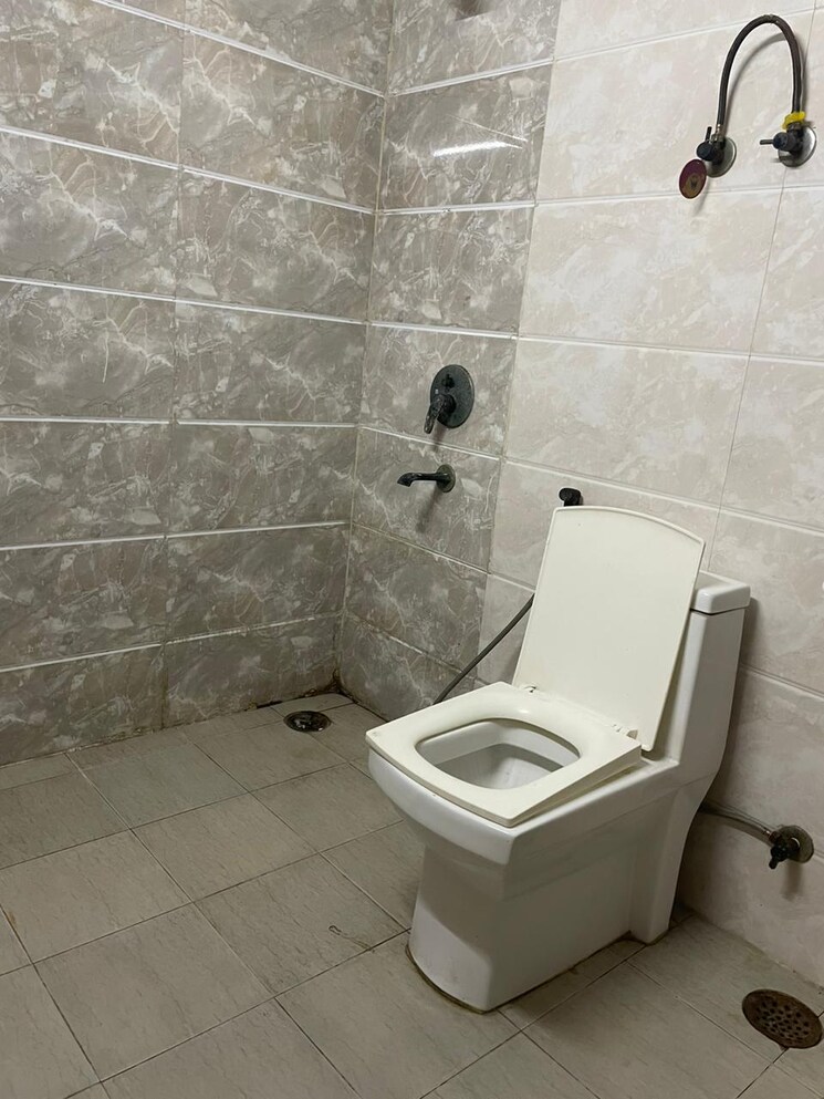 Bathroom, amrapali-silicon-city 2.5 Bedroom 1180 Sq.Ft. Apartment In Sector 76 Noida 8454860