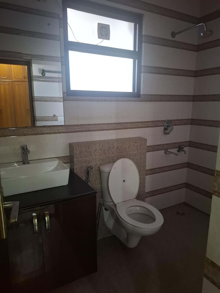 Bathroom, malibu-shopping-arcade 2 Bedroom 200 Sq.Yd. Builder Floor In Sector 47 Gurgaon 8454950