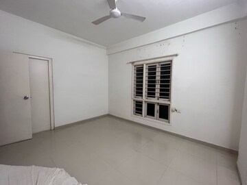 Room in 2.5 BHK Apartment at Sealine Apartment, Pali Hill – for Sale