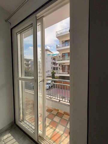 Furnished Amenities in 2 BHK Builder Floor at Super Mart 1, Sector 27 – for Rent