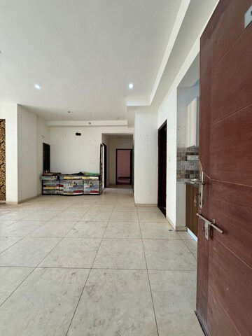 Room in 3 BHK Apartment at Ghazipur – for Rent