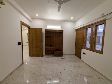 Room in 4 BHK Builder Floor at Sector 9 – for Rent