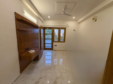 Room in 4 BHK Builder Floor at Sector 9 – for Rent