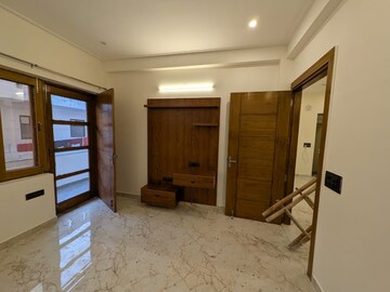 Room in 4 BHK Builder Floor at Sector 9 – for Rent