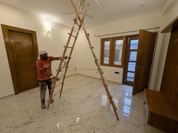 Room in 4 BHK Builder Floor at Sector 9 – for Rent