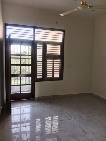 Room in 2.5 BHK Builder Floor at Huda – for Rent