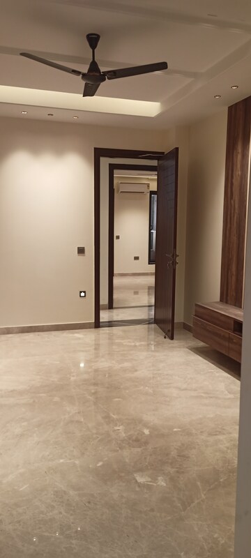 Master Bedroom in 4 BHK Builder Floor at Ansal Sushant Lok I, Sector 43 – for Rent