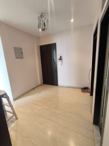 Room in 3 BHK Apartment at Khar West – for Rent