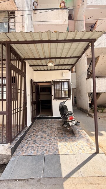 Gym in 2 BHK Apartment at Gomti Nagar – for Rent