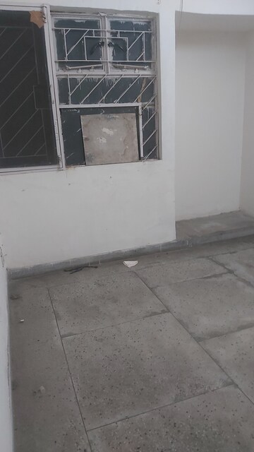 Room in 2.5 BHK Apartment at Mayur Vihar – for Rent