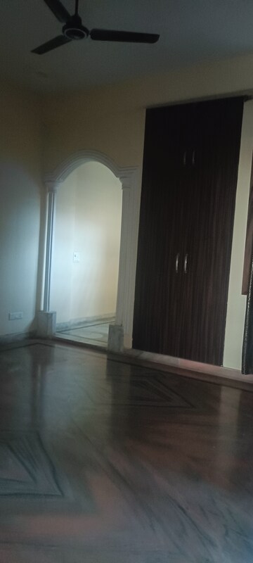 Room in 3 BHK Villa at Sector 41 – for Rent