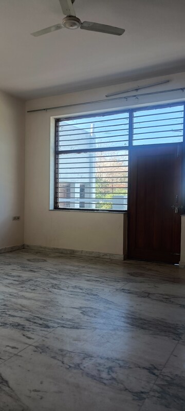 Master Bedroom in 3 BHK Villa at Sector 52 – for Rent