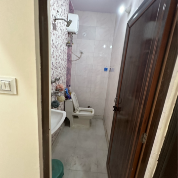 Bathroom in 1 BHK Builder Floor at Patel Nagar – for Rent