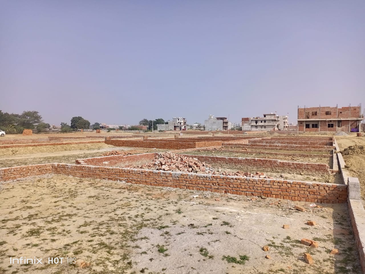 Plot For Sale in Vrindavan Yojna Se Lga hu