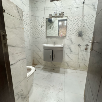 Bathroom in 1 BHK Builder Floor at Patel Nagar – for Rent