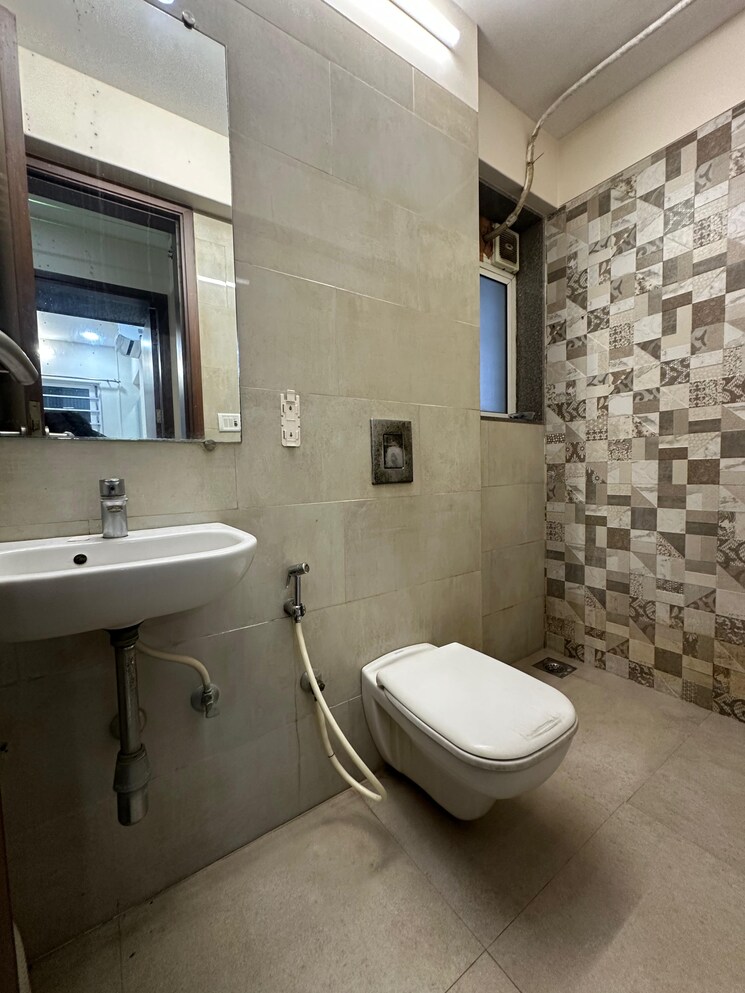 Bathroom, lokhandwala-complex 2 Bedroom 650 Sq.Ft. Apartment In Andheri West Mumbai 8456361