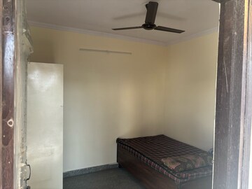 Room in  Pg at Krishna Nagar – for Rent