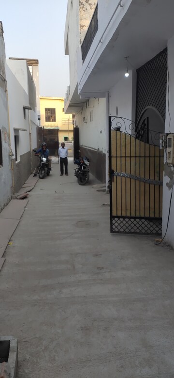 Master Bedroom in 2 BHK Independent House at Shahganj – for Sale