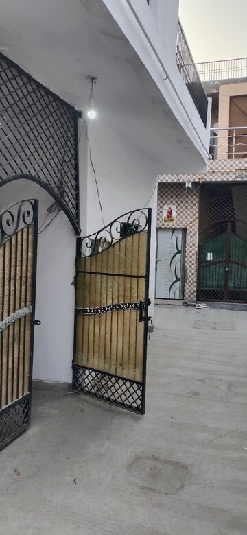 Master Bedroom in 2 BHK Independent House at Shahganj – for Sale
