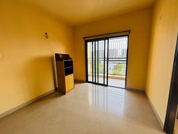 Room in 3 BHK Apartment at Loharuka Green Heights, Rajarhat New Town – for Rent