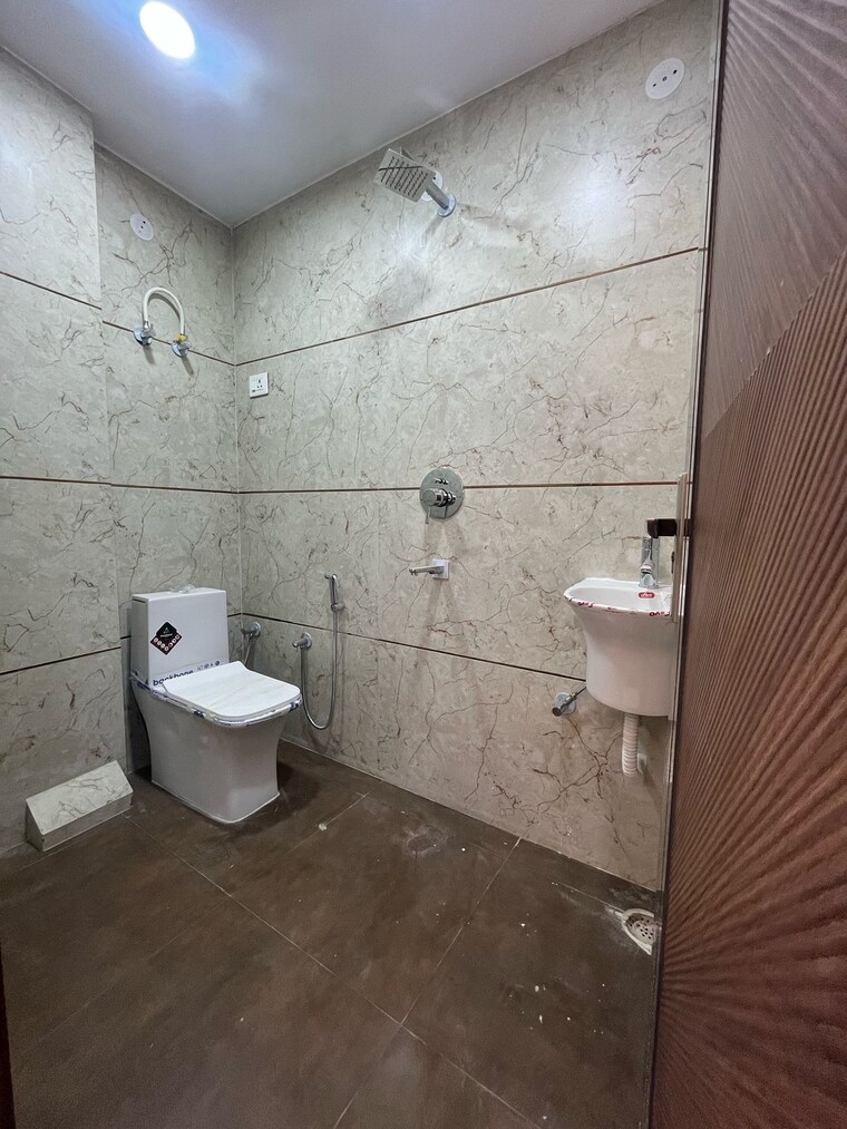 Bathroom, dwarka mor 4 Bedroom 1350 Sq.Ft. Builder Floor In Dwarka Mor Delhi 8457015