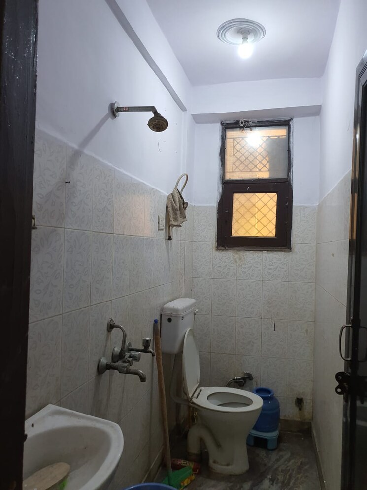 Bathroom, dayanand colony 2 Bedroom 900 Sq.Ft. Builder Floor In Dayanand Colony Delhi 8457263