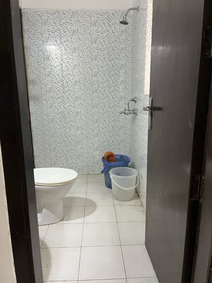 Bathroom, mukherjee nagar 2 Bedroom 80 Sq.Yd. Builder Floor In Mukherjee Nagar Delhi 8440494