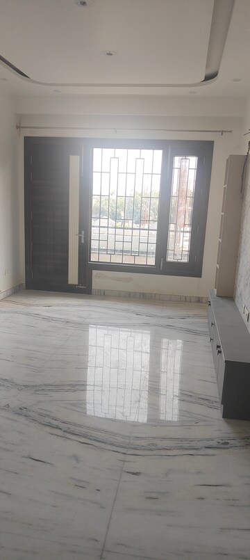 Master Bedroom in 6+ BHK Independent House at Sector 53 – for Rent