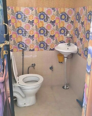 Attached Bathroom in 2 BHK Independent House at Aliganj – for Rent