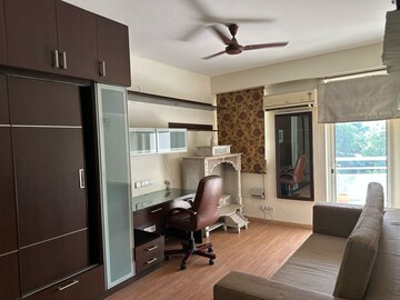 Room in 4 BHK Apartment at DLF The Royalton Tower, Dlf Phase V – for Rent