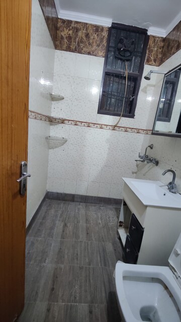 Building Lobby in 3.5 BHK Builder Floor at Spring Field, Sector 31 – for Rent