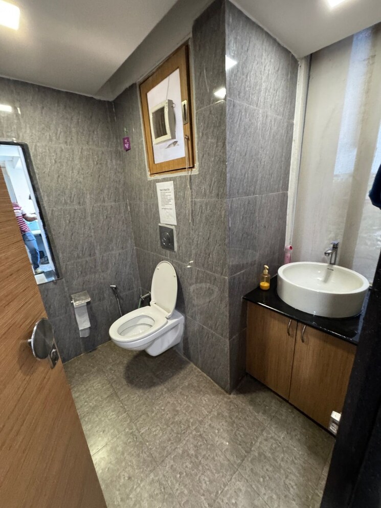 Bathroom, andheri kurla road Commercial Office Space 1100 Sq.Ft. In AndherI Kurla Road Mumbai 8458527