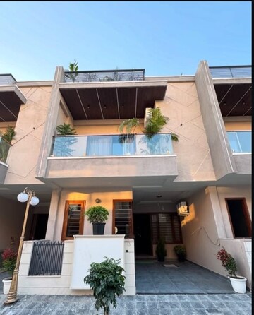 Living Room in 4 BHK Builder Floor at Sector 37 – for Rent