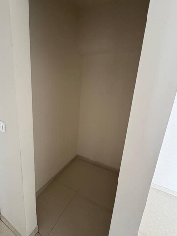 Room in 2 BHK Apartment at Lodha Amara, Kolshet Road – for Rent