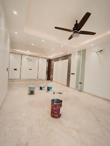 Building Lobby in 4 BHK Builder Floor at Sector 57 – for Sale