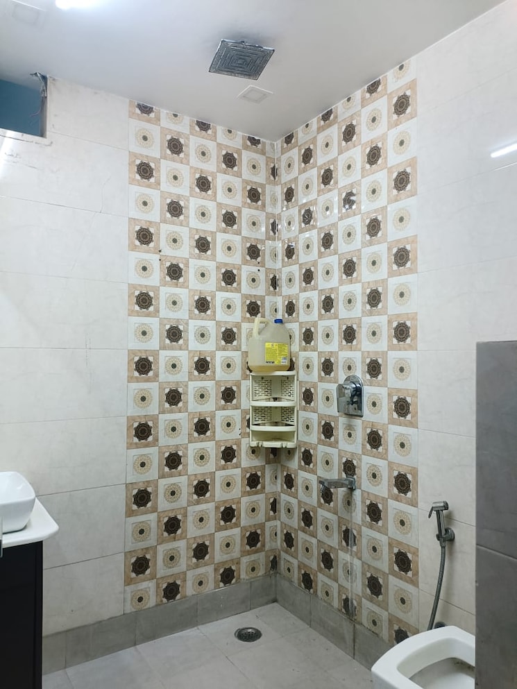 Bathroom, paschim vihar 3 Bedroom 2150 Sq.Ft. Builder Floor In Paschim Vihar Delhi 8459479