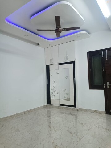 Master Bedroom in 3 BHK Builder Floor at Paschim Vihar – for Rent